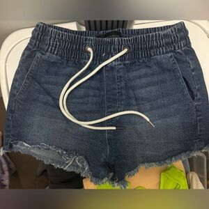 Kendall & Kylie size S shorts. Elasticic waist.